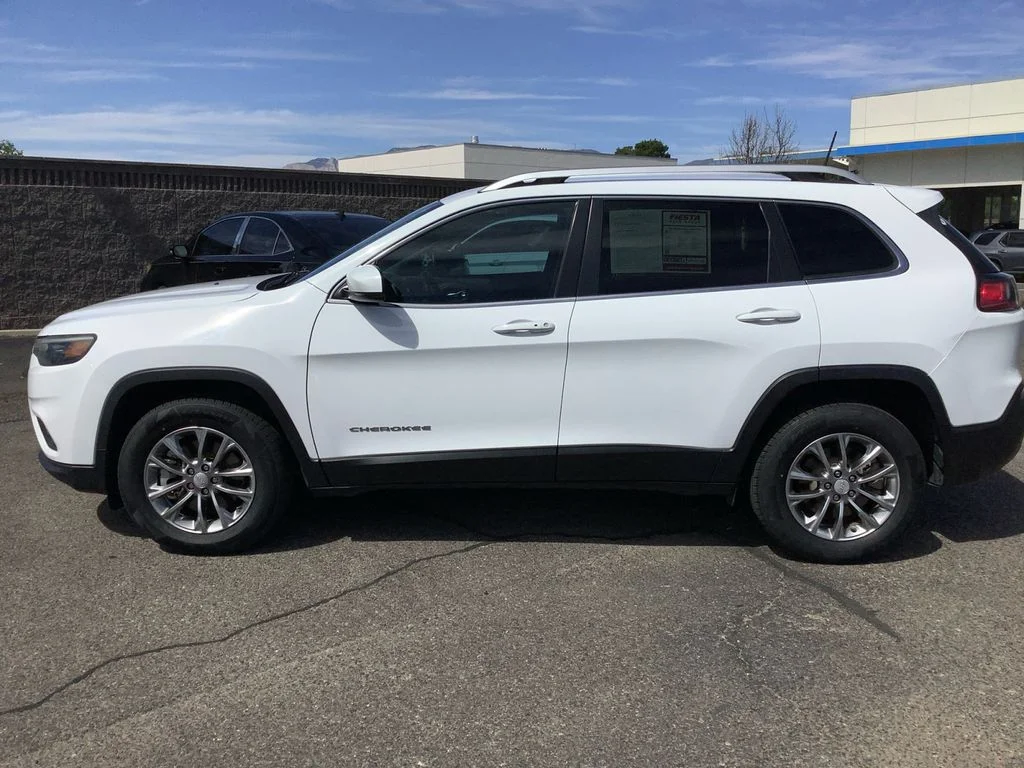 Used 2021 White Jeep Latitude Plus image 24