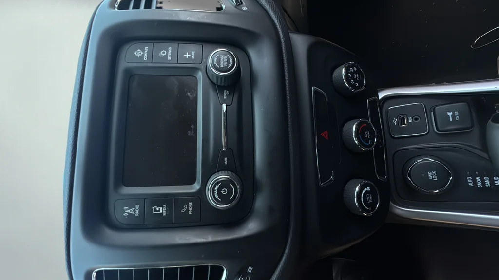 Used 2018 Gray Jeep Latitude image 14