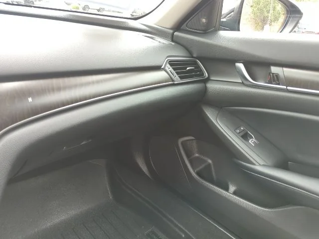 Used 2018  Honda Touring image 8
