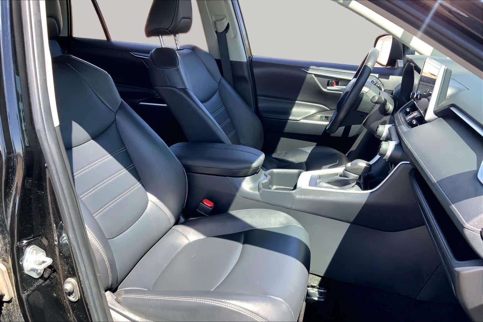 Used 2025 Midnight Black Metallic Toyota XLE Premium image 8