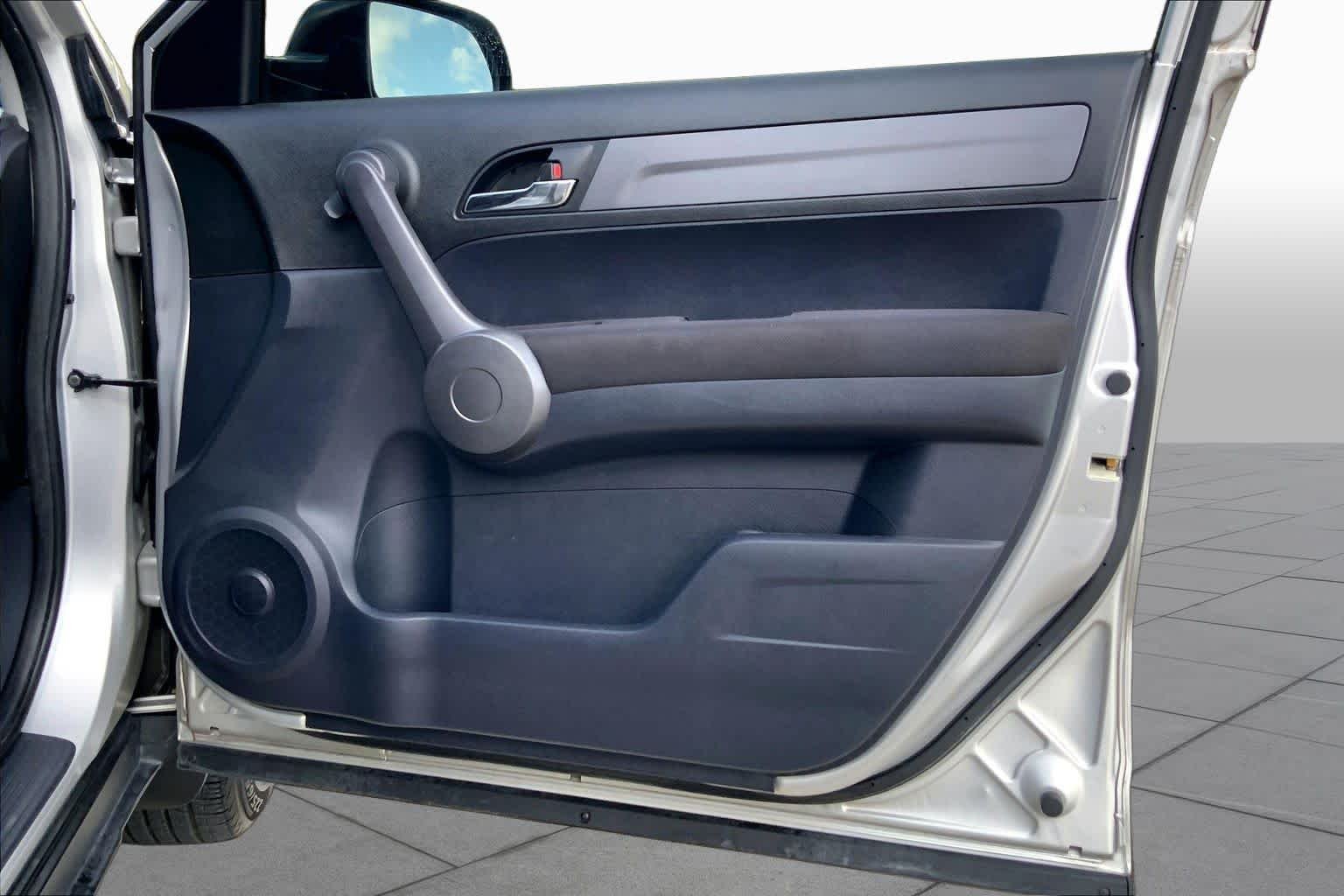 Used 2009 Alabaster Silver Metallic Honda LX image 21