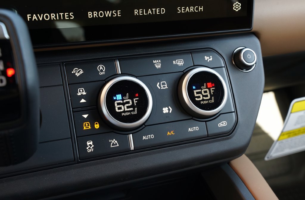 New 2026 Fuji White Land Rover X-Dynamic SE image 28