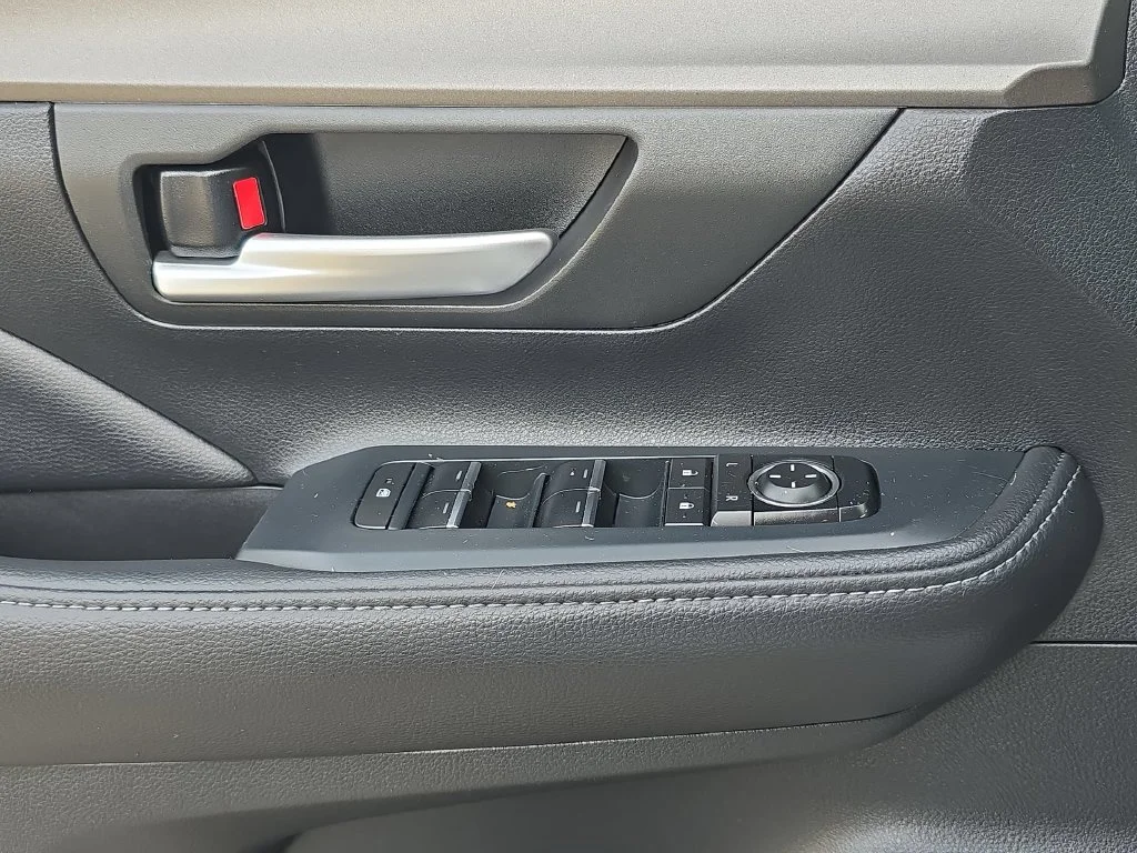 Used 2024  Toyota XLE image 19