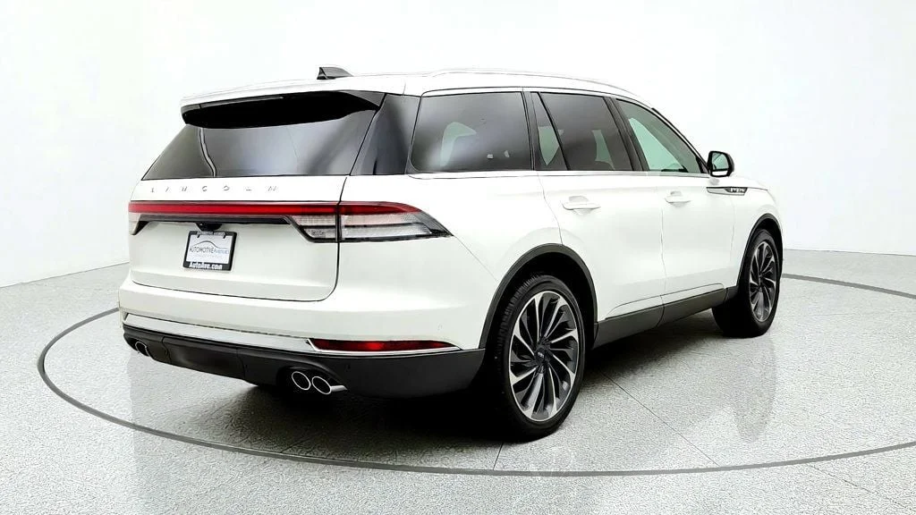 Used 2026 Pristine White Metallic Tri-Coat Lincoln Reserve AWD image 5