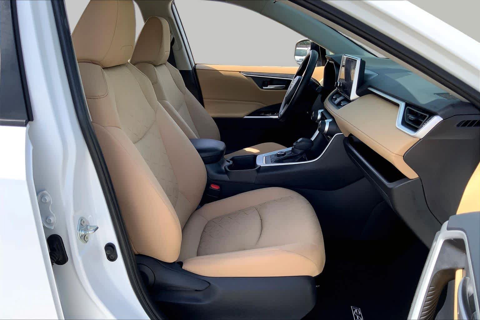 Used 2025 Ice Cap Toyota Hybrid XLE image 9