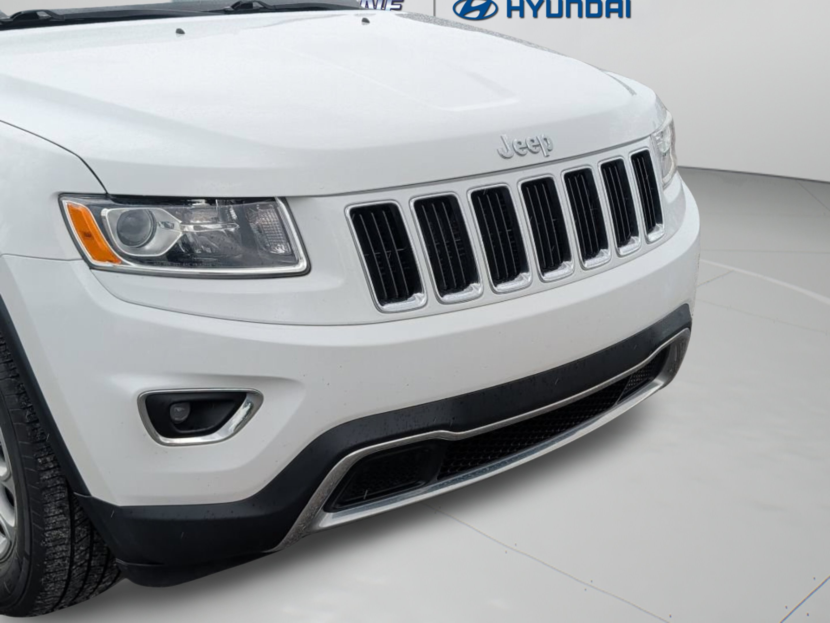 Used 2015 Bright White Clearcoat Jeep Limited image 11
