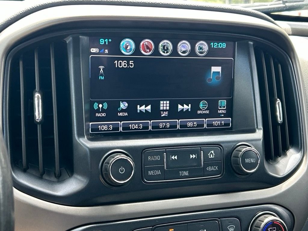 Used 2018 White Chevrolet Z71 image 31