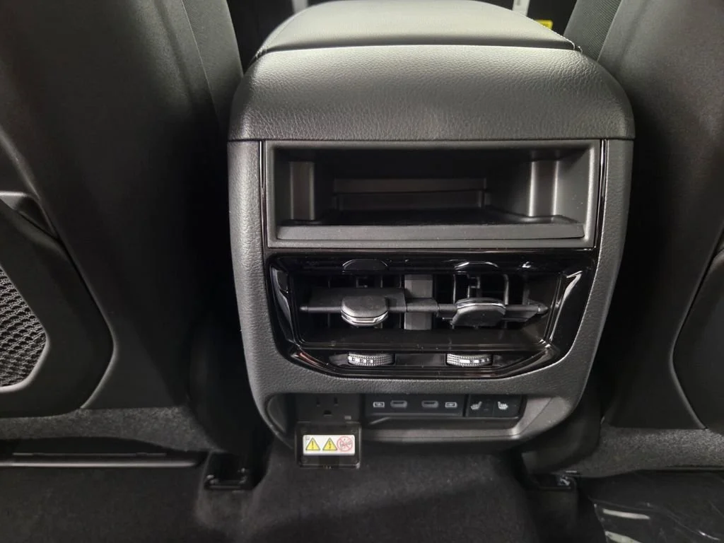 New 2026 Diamond Black Crystal Pearlcoat Jeep Limited image 19