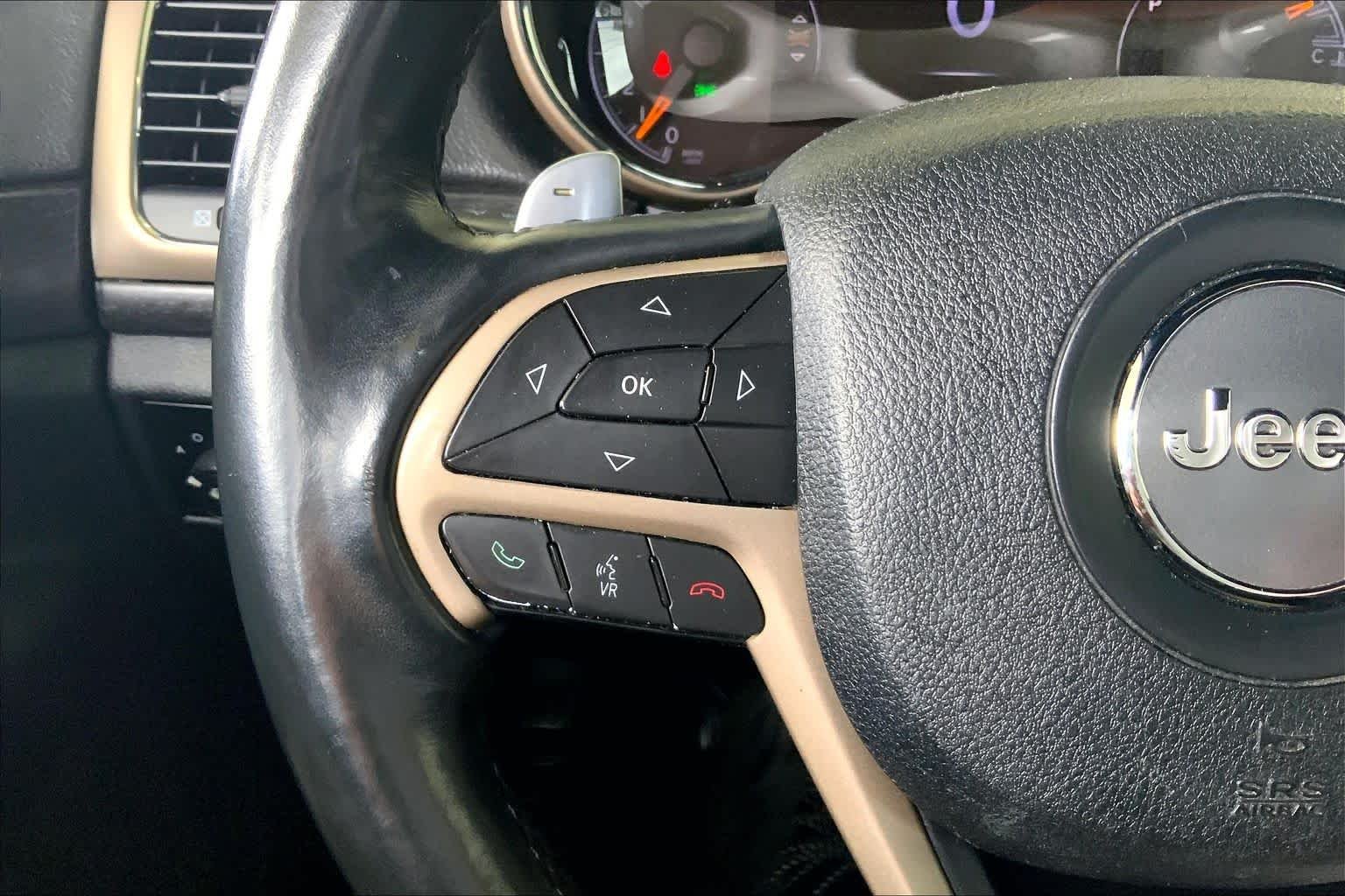 Used 2014 Billet Silver Metallic Clearcoat Jeep Laredo image 22