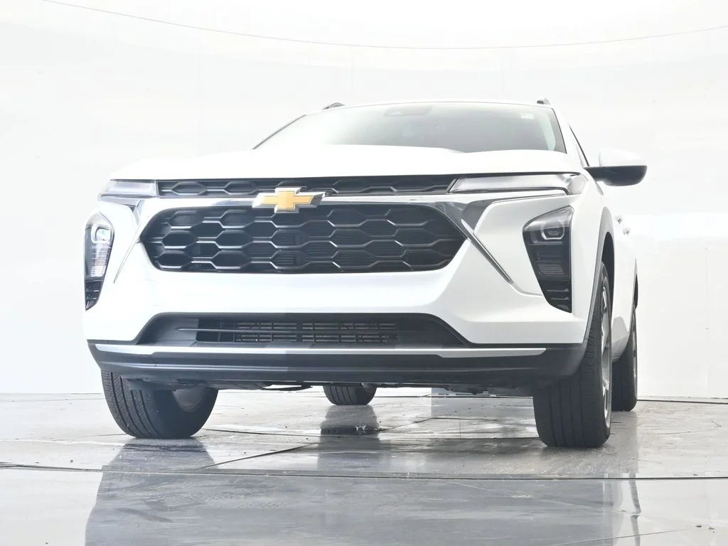 Used 2025 Summit White Chevrolet LT image 33