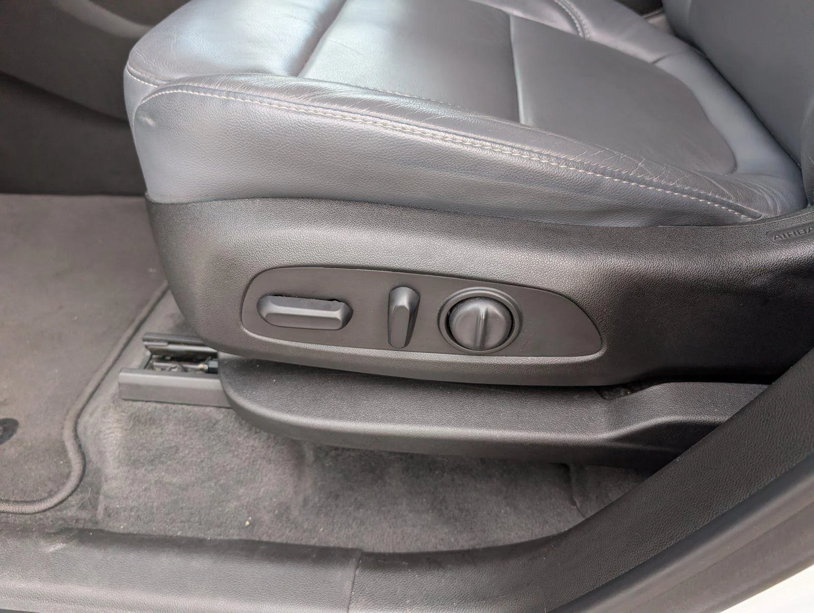 Used 2020 IRIDESCENT PEARL TRICOAT Chevrolet LT Leather image 13