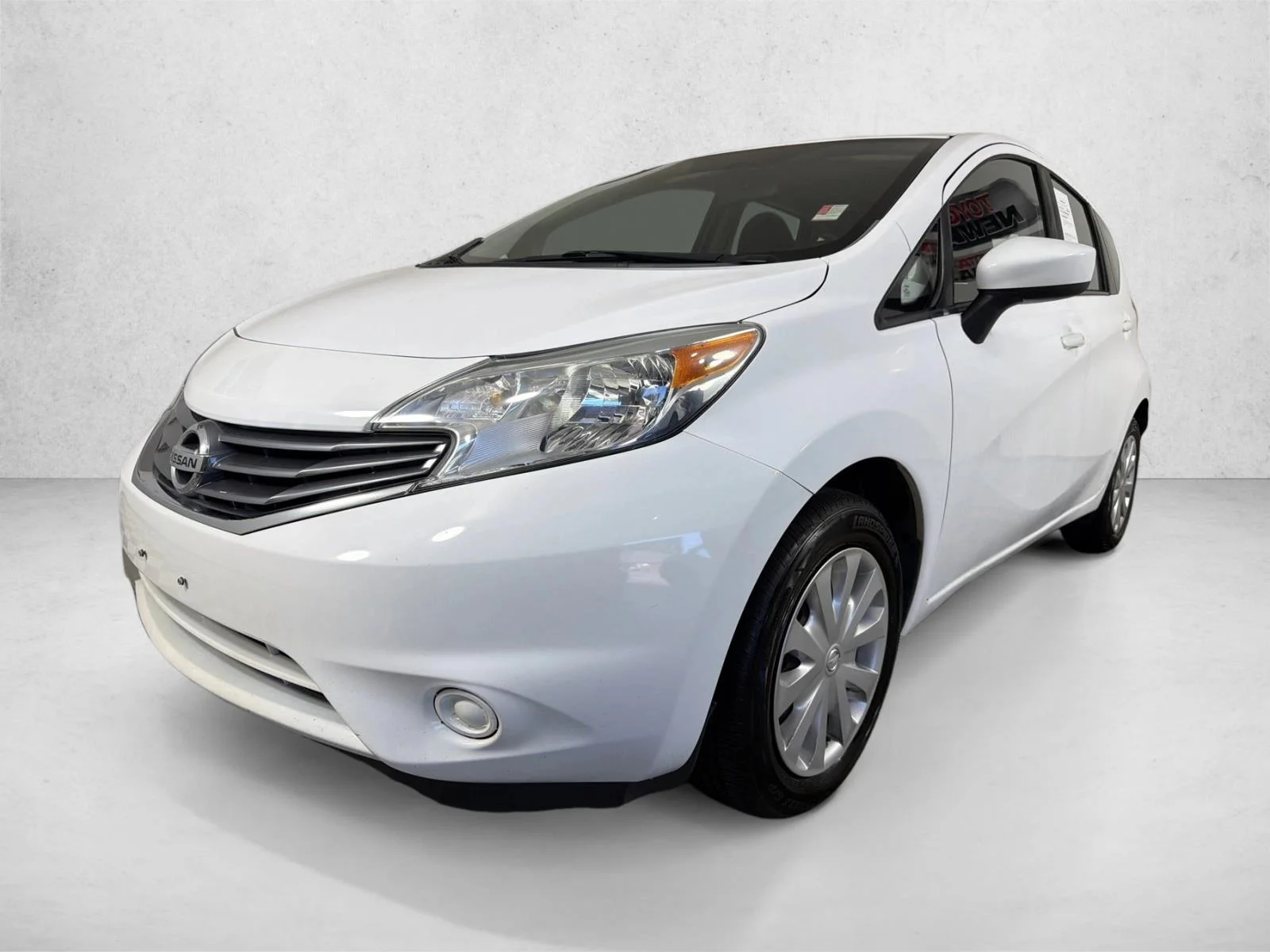 Used 2016 Whtie Nissan S image 7