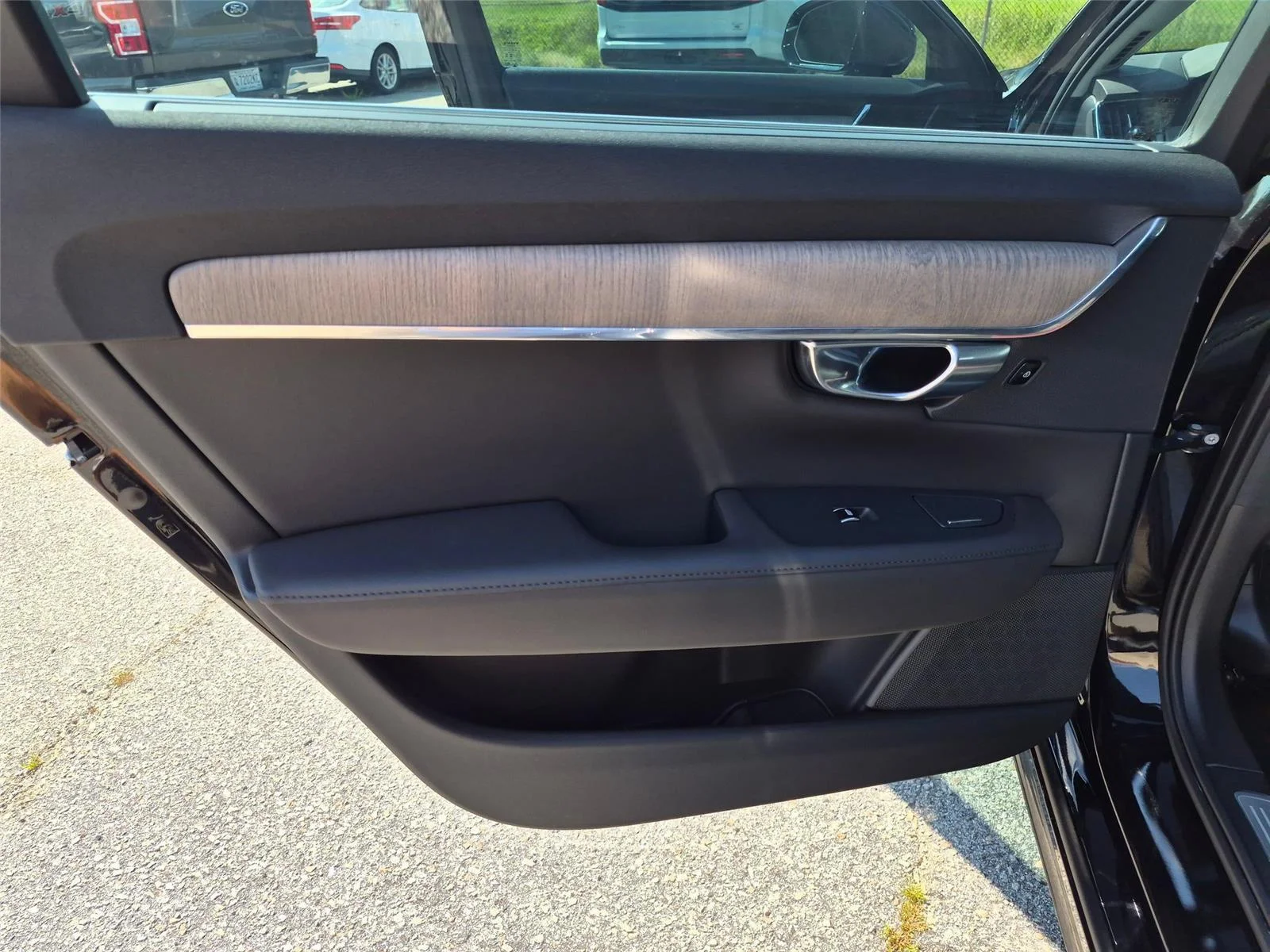 Used 2024 BLACK VOLVO  image 25