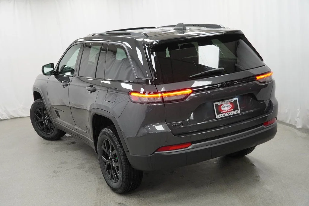 New 2026 Baltic Gray Metallic Clear-Coat Exterior Paint Jeep Altitude image 11