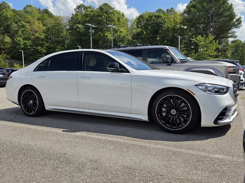 Used 2025  MERCEDES-BENZ S 580E image 2