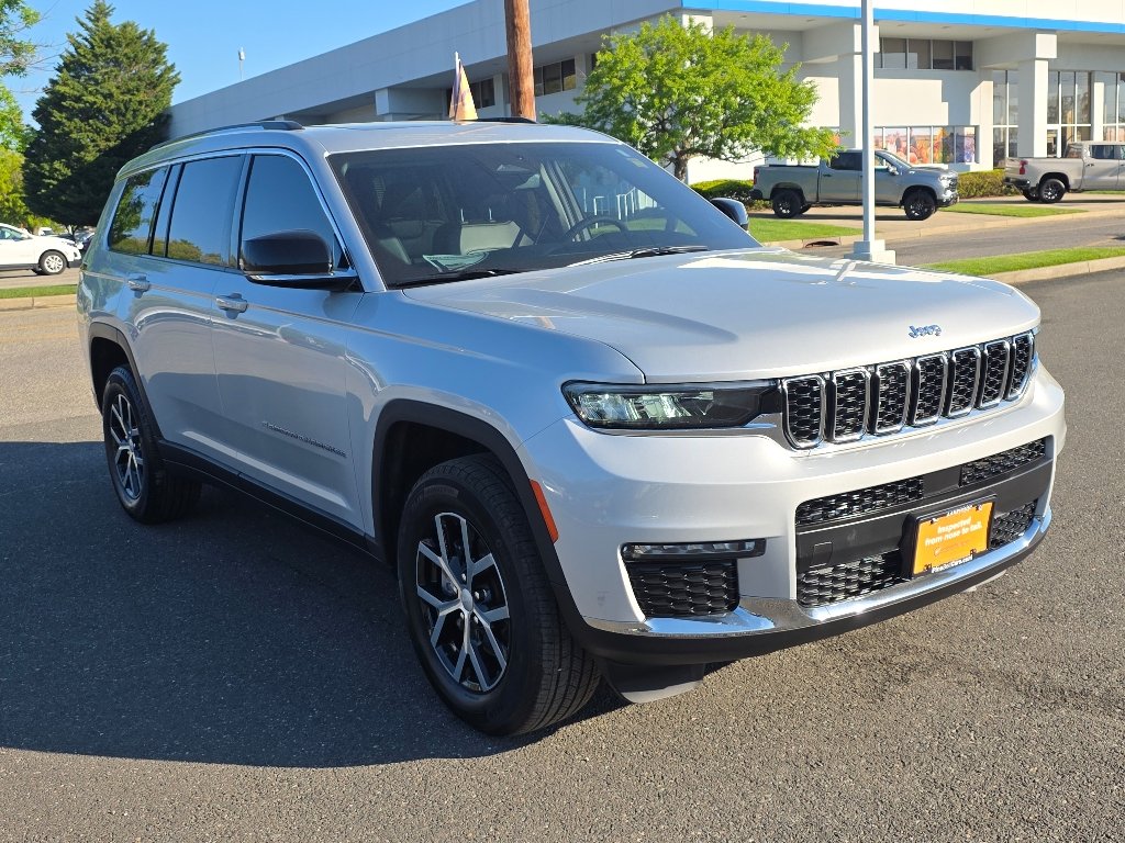 Used 2023 Silver Zynith Clear Coat Jeep Limited image 8