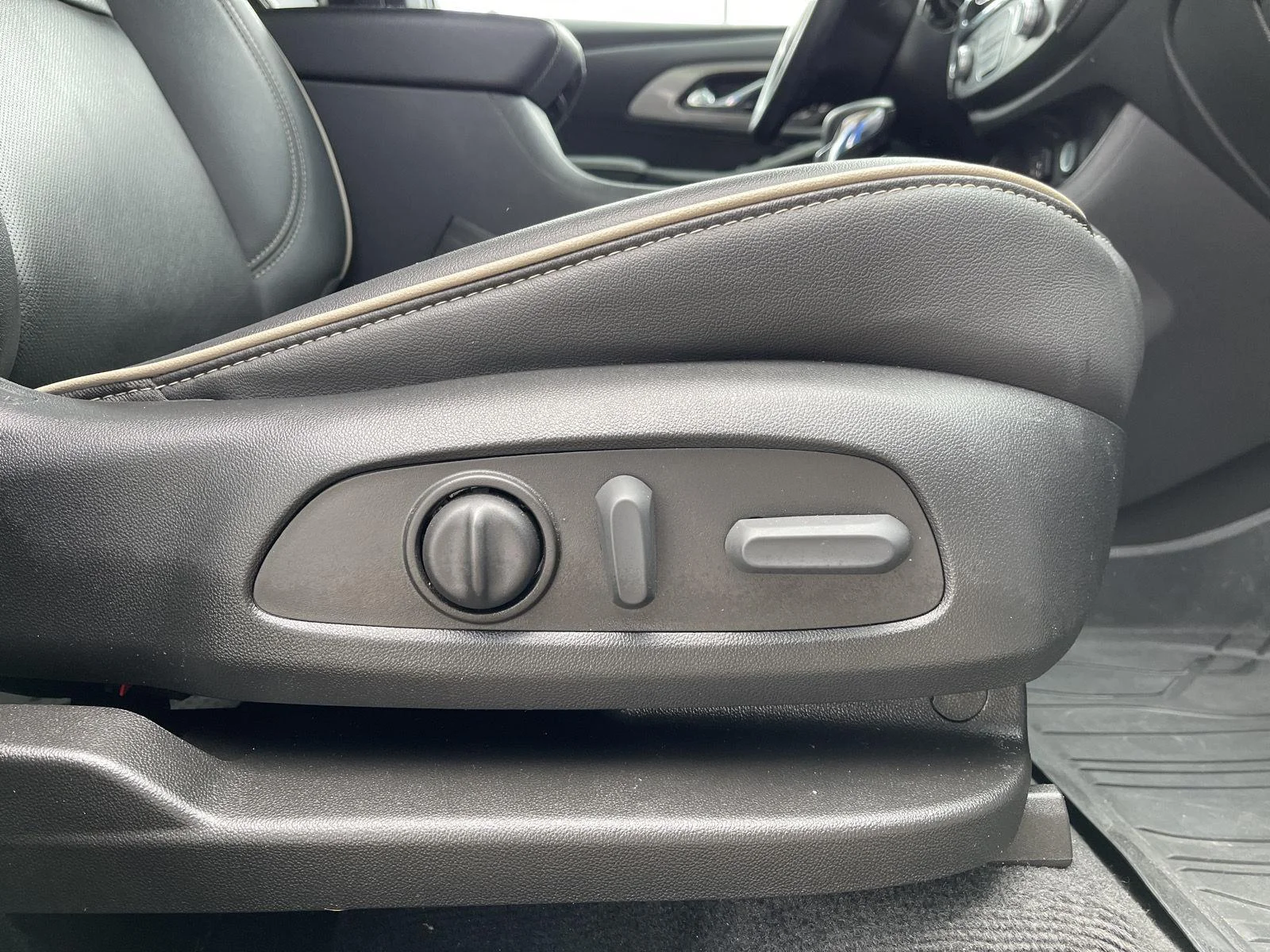 Used 2023 Iridescent Pearl Tricoat Chevrolet Premier image 41