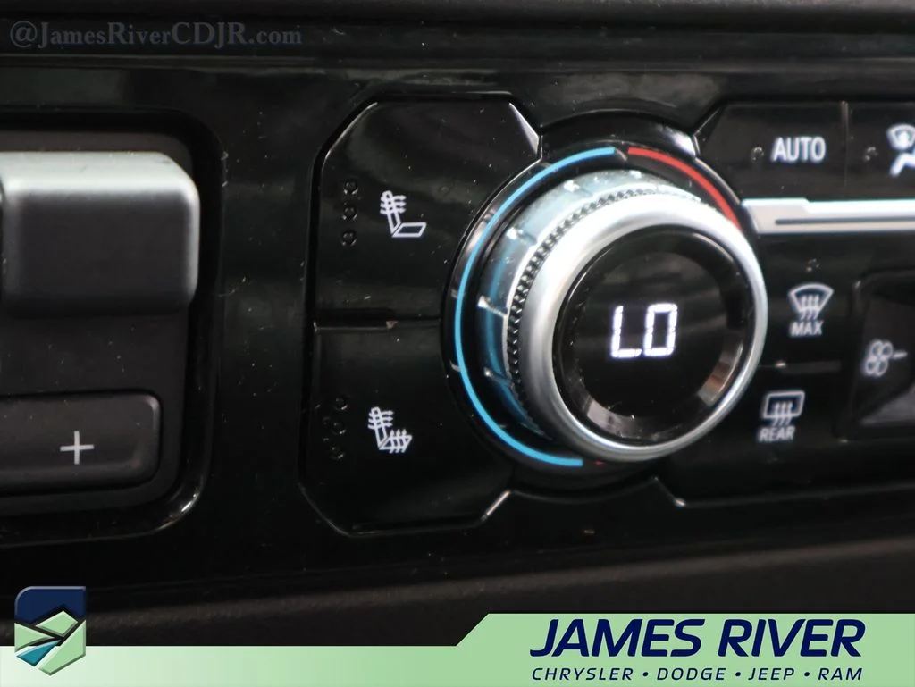 Used 2025 Silver GMC SLT image 36