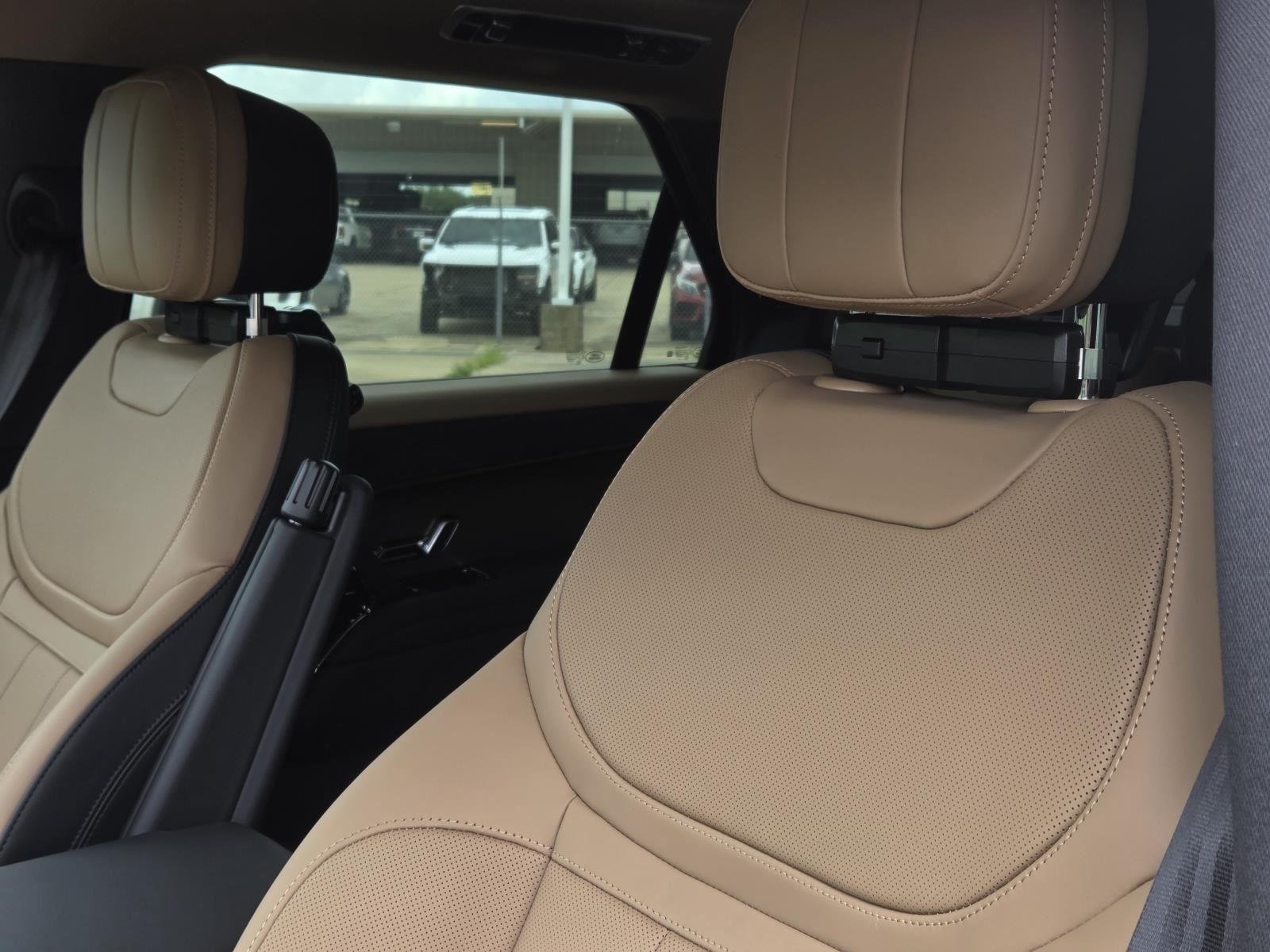 New 2026 Santorini Black Land Rover Dynamic SE image 32