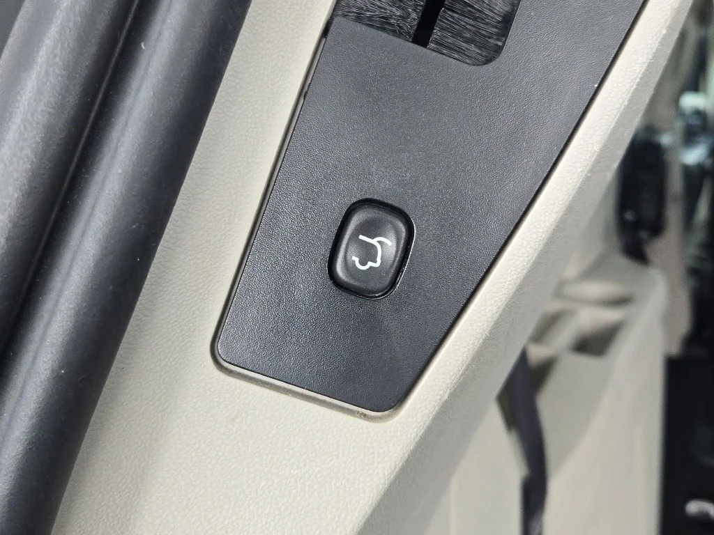 Used 2013 Silver Chrysler Touring-L image 18
