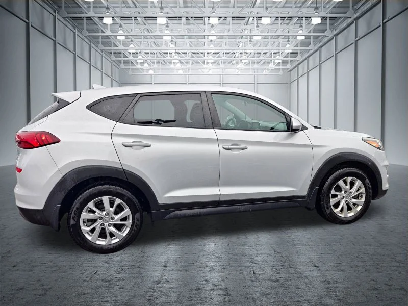 Used 2019 Silver Hyundai SE image 4