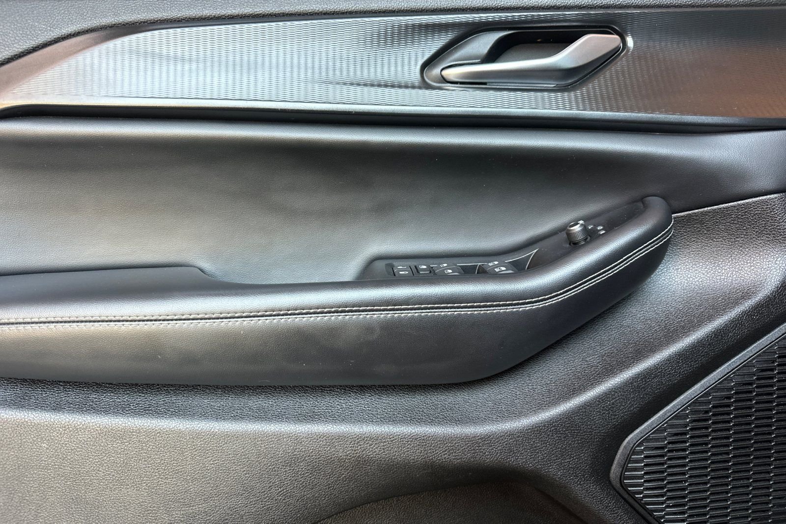 Used 2023 Gray Jeep Altitude image 12