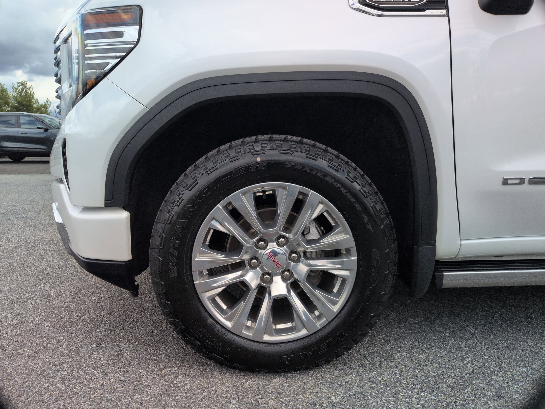 Used 2022 White Frost Tricoat GMC Denali image 16