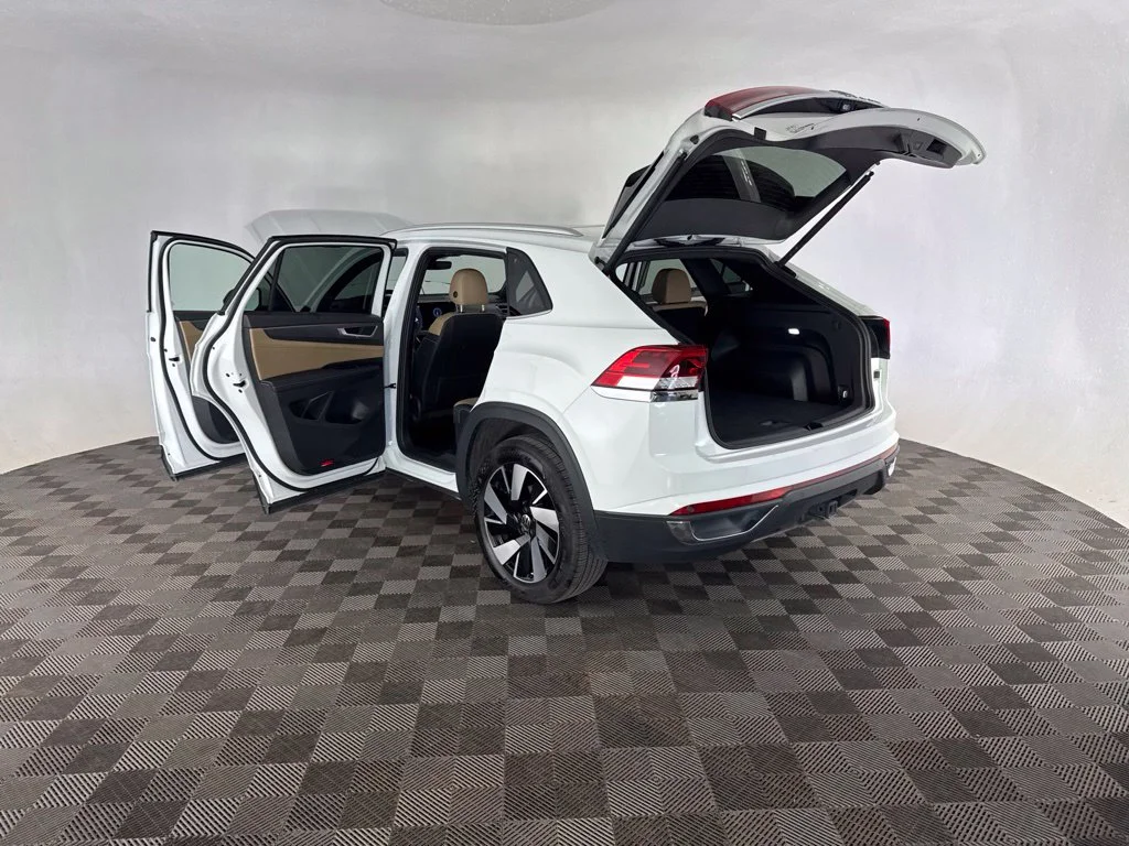 Used 2025  Volkswagen 2.0T SE w/Technology image 18