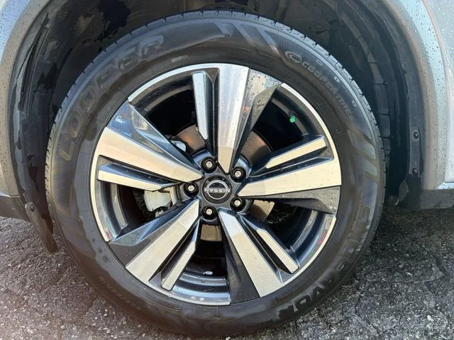 Used 2023 Gray Nissan SL image 10