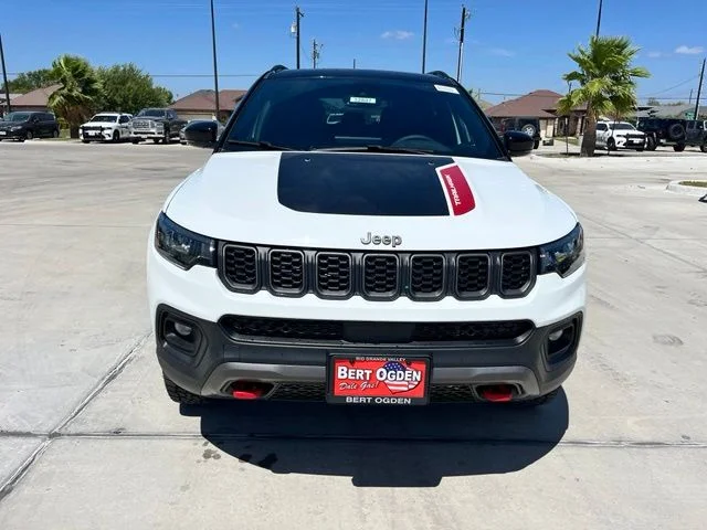 New 2026 Bright White Clear-Coat Exterior Paint Jeep Trailhawk image 2