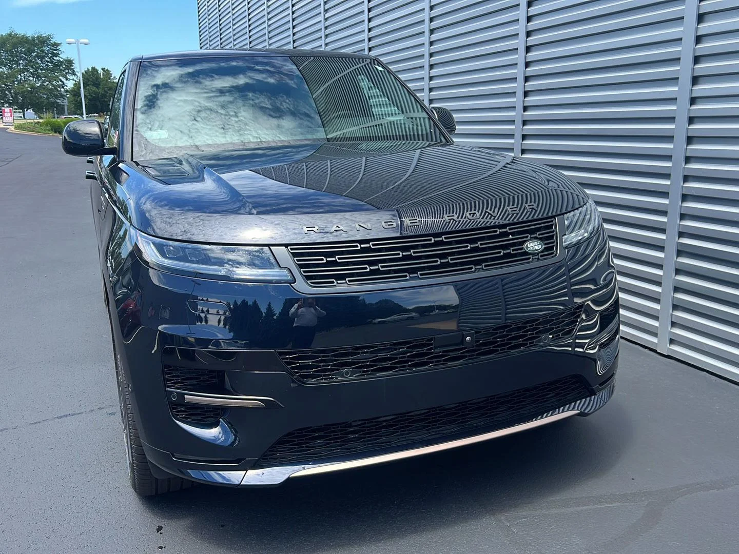 New 2026 Constellation Blue SV Bespoke Ultra Metallic Gloss Land Rover Dynamic SE image 8