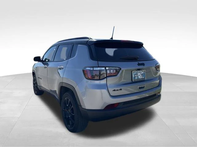 Used 2024 Silver Jeep Latitude image 5