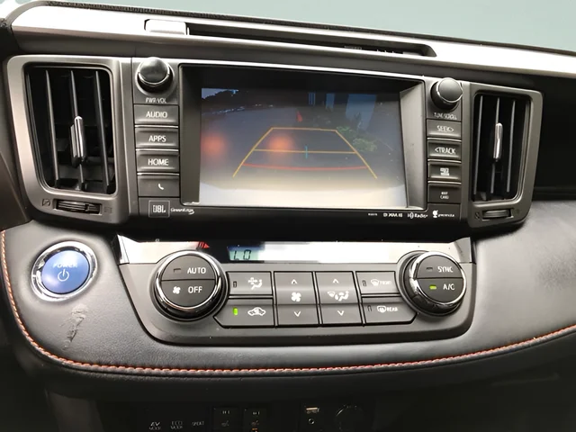 Used 2018 White Toyota SE image 19