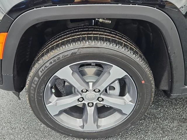 New 2026 Diamond Black Crystal Pearl-Coat Exterior Paint Jeep Limited image 26