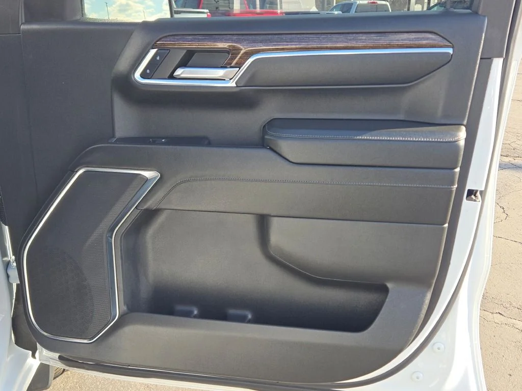 Used 2024 White GMC Elevation image 8