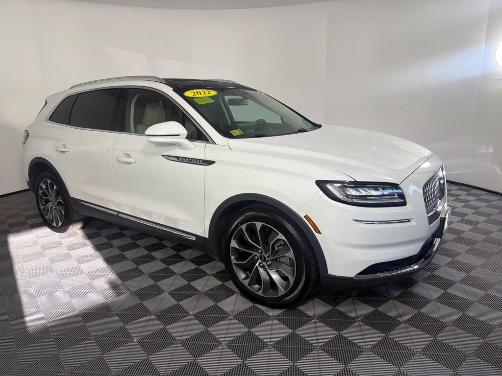 Used 2022 White Metallic Lincoln Reserve image 1