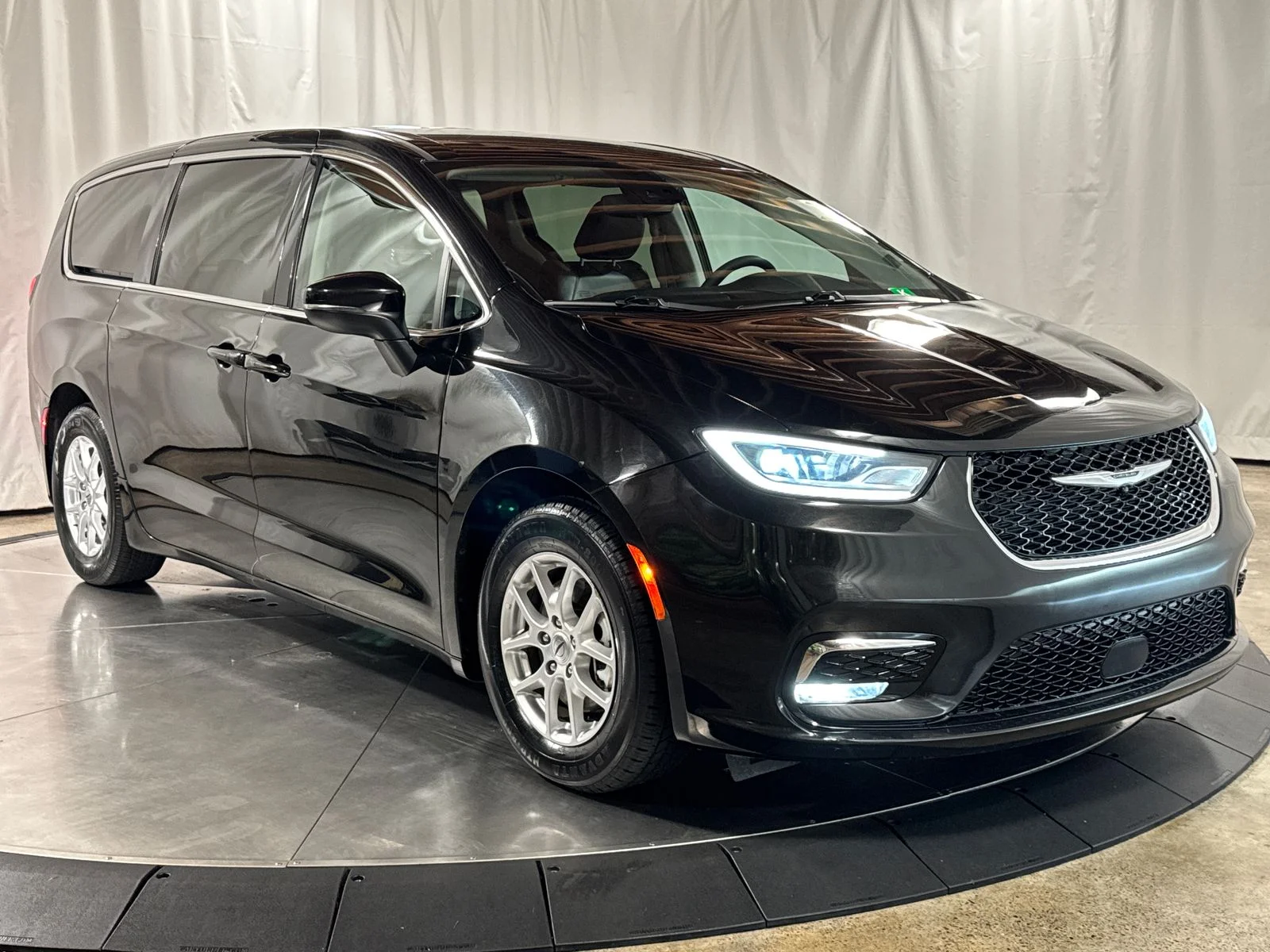Used 2023 Brilliant Black Crystal Pearlcoat Chrysler Touring L image 7