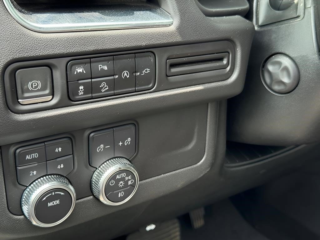 Used 2022 White Frost Tricoat GMC AT4 image 11