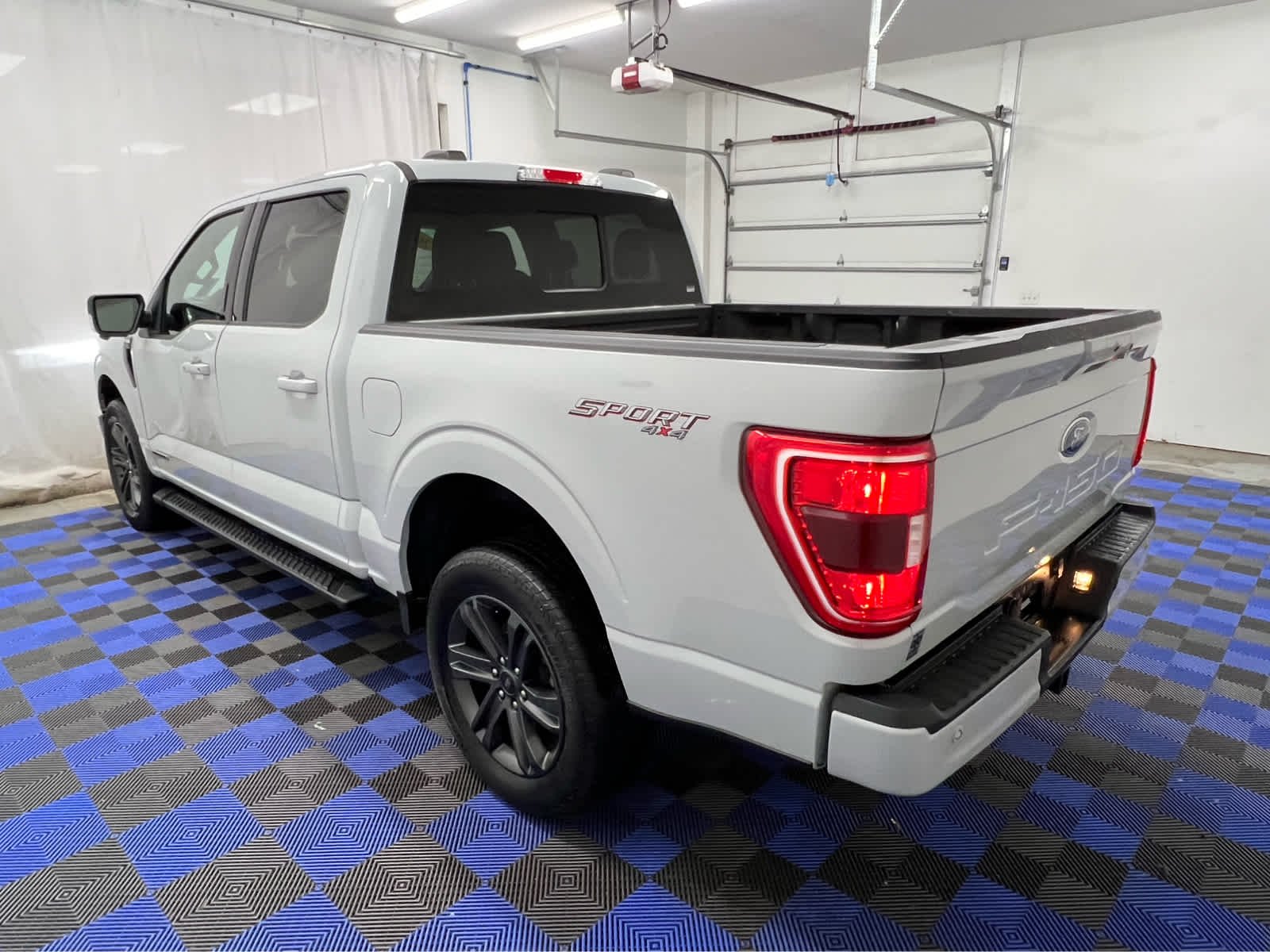 Used 2023 Avalanche Gray Ford XLT image 12