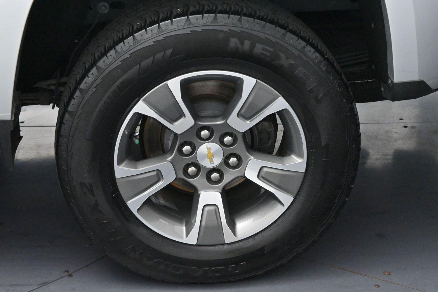 Used 2018 SILVER ICE METALLIC Chevrolet 4WD Z71 image 37
