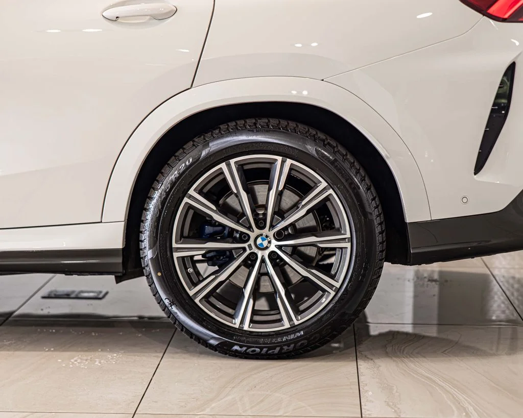 Used 2024 White BMW xDrive40i image 7
