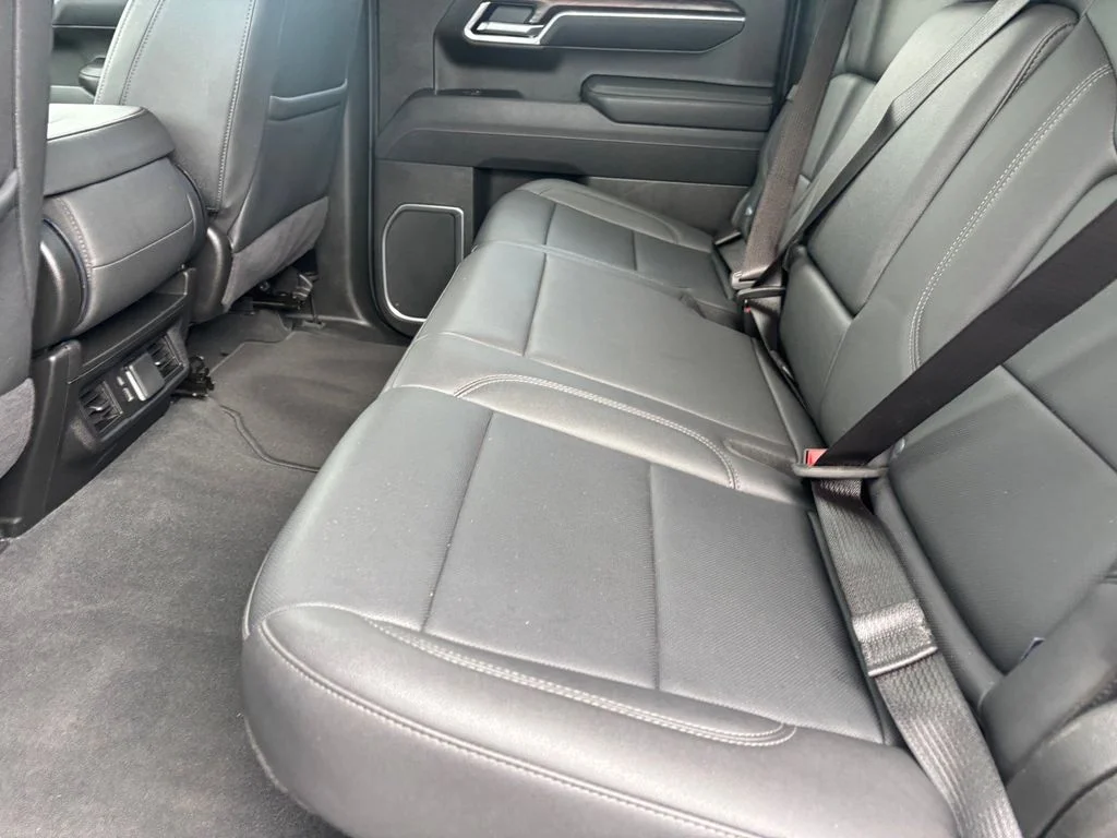 Used 2025 White GMC SLT image 27