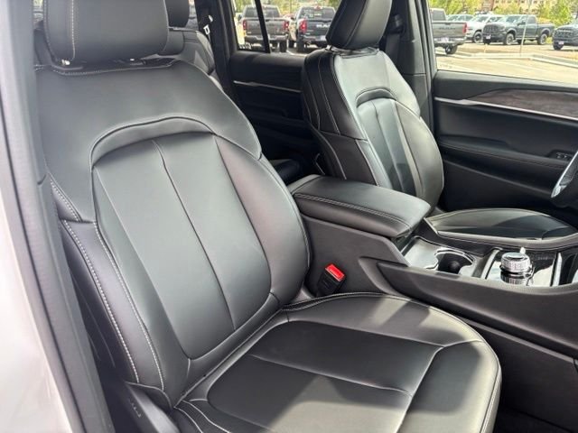 New 2026 Bright White Clear-Coat Exterior Paint Jeep Laredo image 24