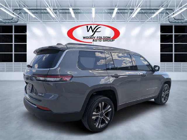 New 2027 Sting-Gray Clear-Coat Paint Jeep Limited image 3
