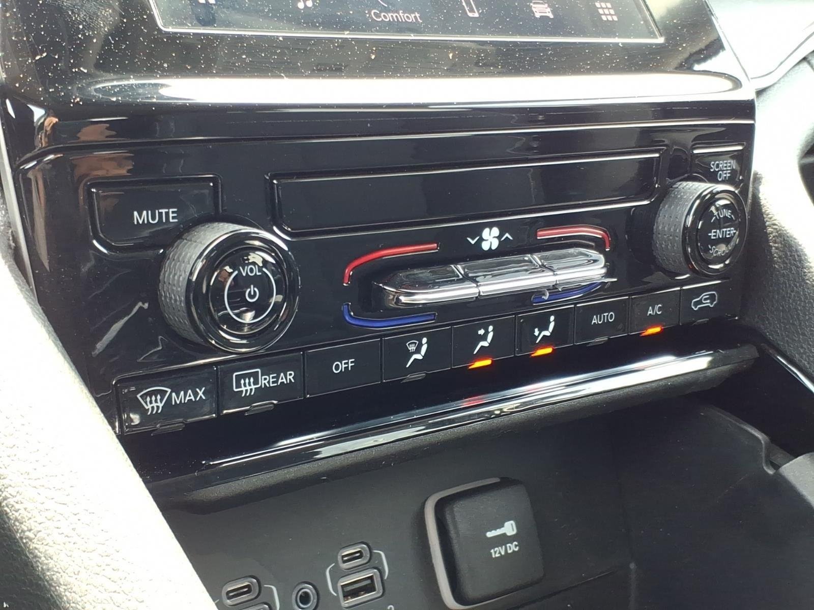 Used 2023 Diamond Black Crystal Pearlcoat Jeep Laredo image 24