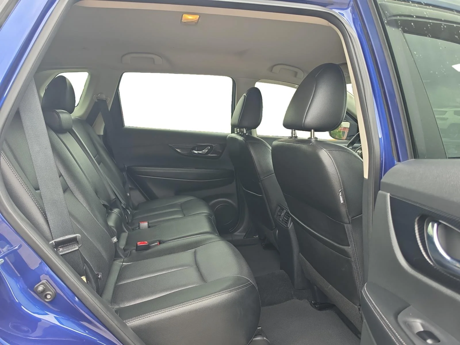 Used 2018 Caspian Blue Nissan SL image 23