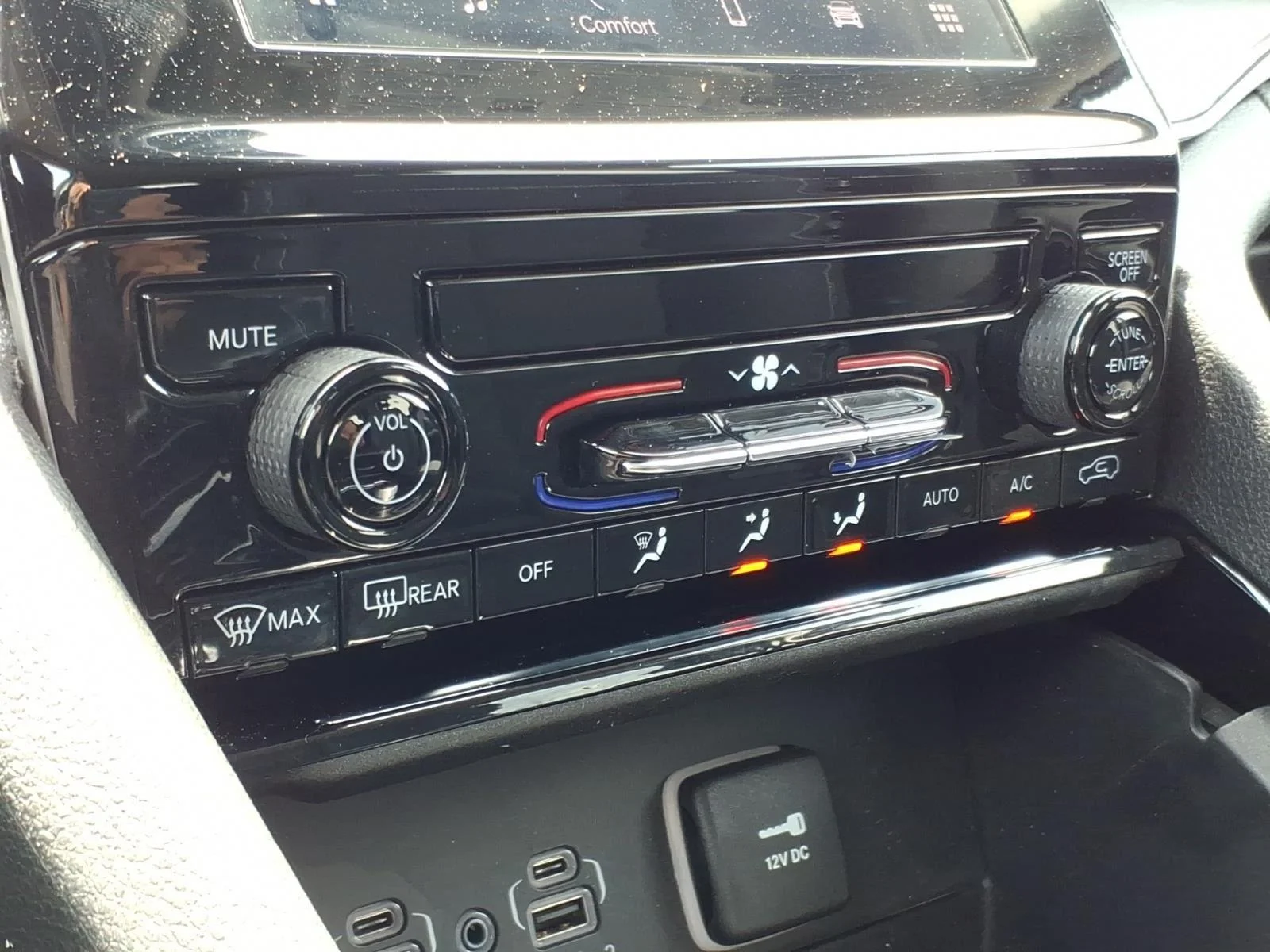 Used 2023 Diamond Black Crystal Pearlcoat Jeep Laredo image 24