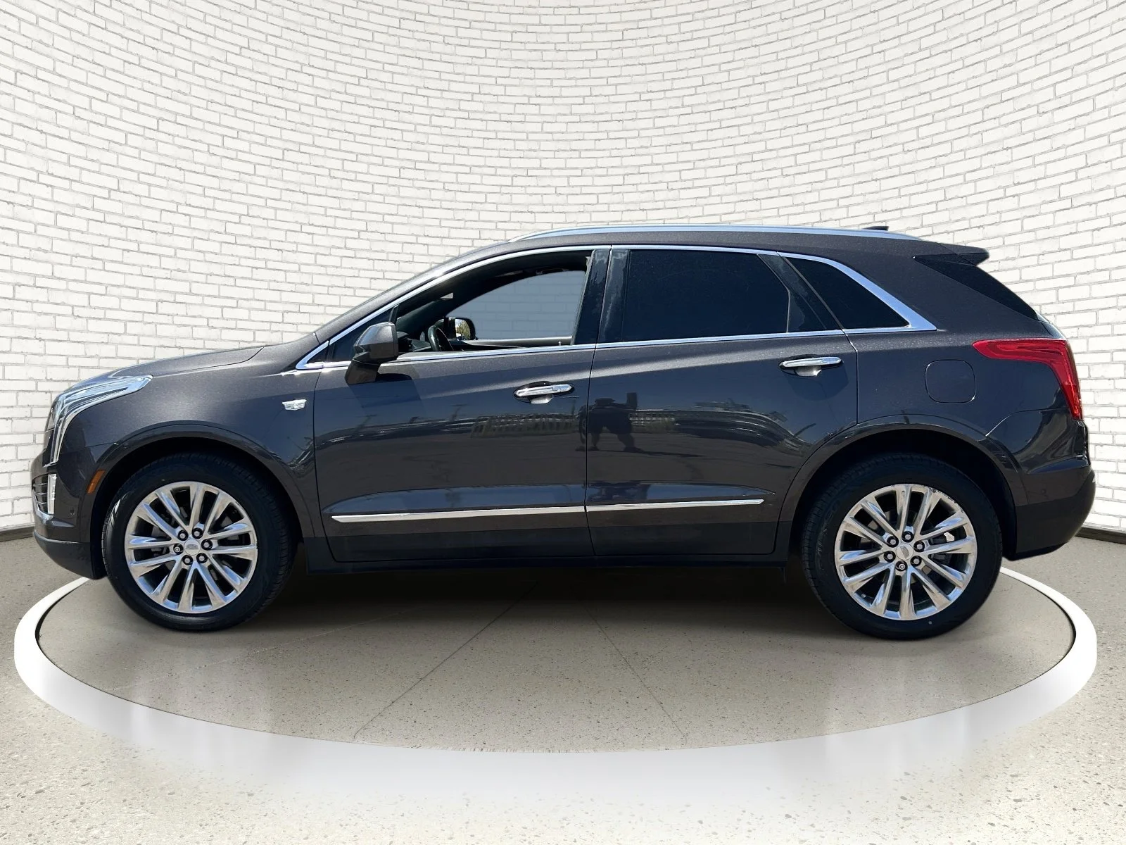 Used 2018 Dark Granite Metallic Cadillac Platinum AWD image 6