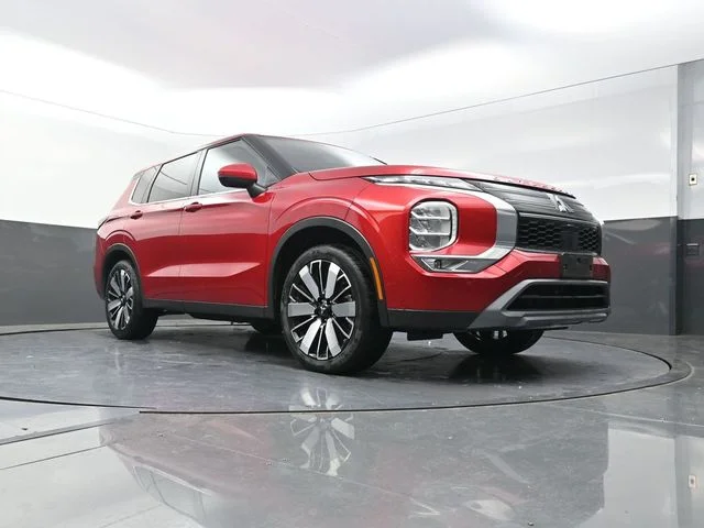 Used 2025  Mitsubishi SE image 32