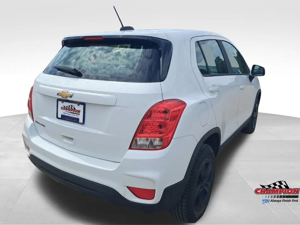 Used 2018 White Chevrolet LS image 27